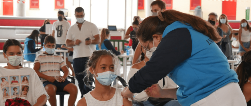 Nira, de 13 anÌƒos, una de las primeras joÌvenes en vacunarse este domingo en Pedro Hidalgo / TA